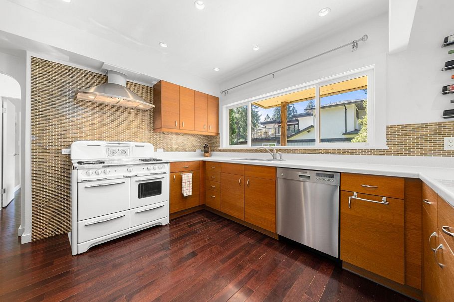 2195 Cortell Street North Vancouver, BC - 20