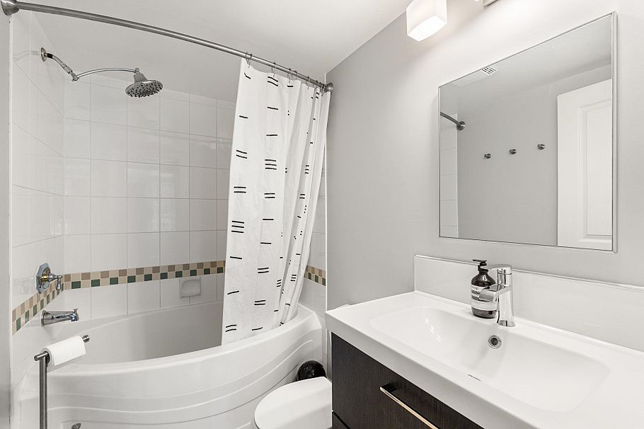 105 365 E 1st Street North Vancouver, BC - 13