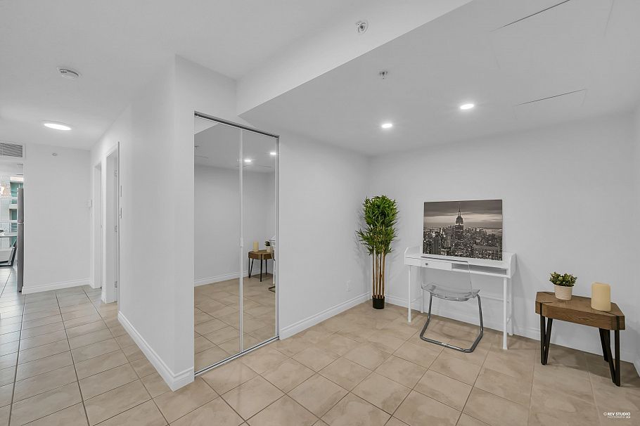 1206 188 E Esplanade North Vancouver, BC - 2