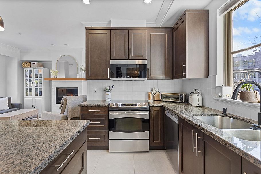 8 3025 Baird Road North Vancouver, BC - 12