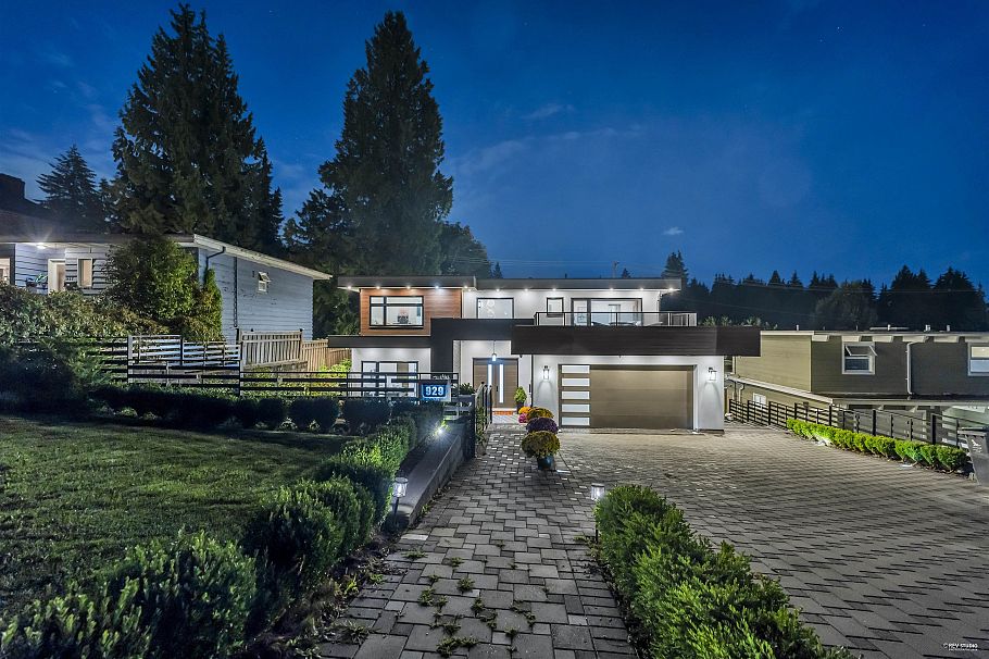 929 Canyon Boulevard North Vancouver, BC - 2