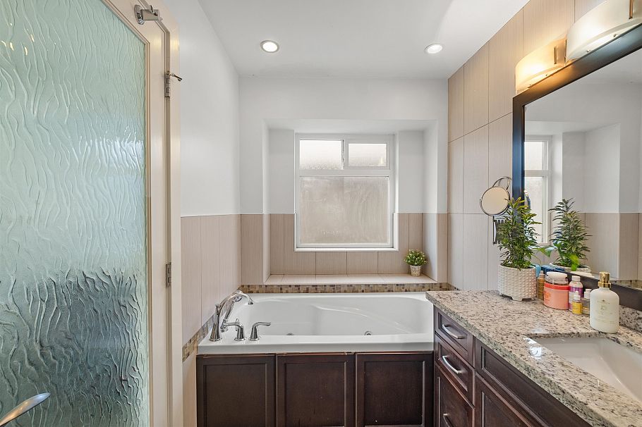 318 W 18th Street North Vancouver, BC - 13