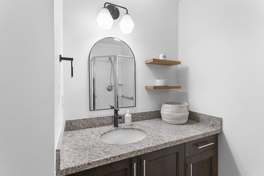 8 3025 Baird Road North Vancouver, BC - 33