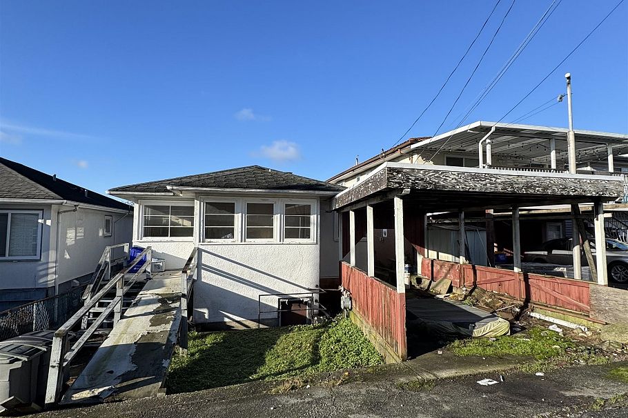 7654 Fraser Street Vancouver, BC - 3