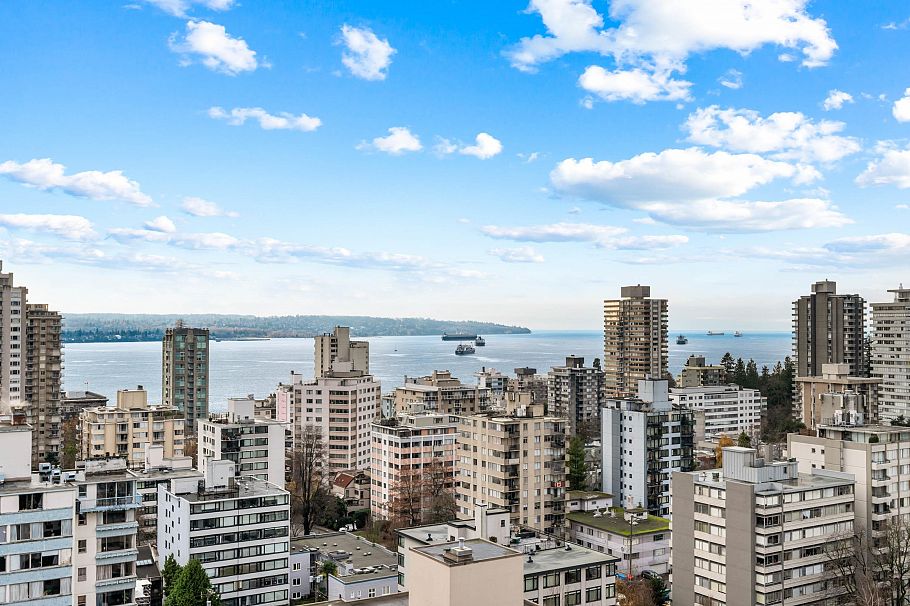 2004 1816 Haro Street Vancouver, BC - 1