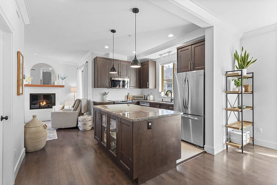 8 3025 Baird Road North Vancouver, BC - 3