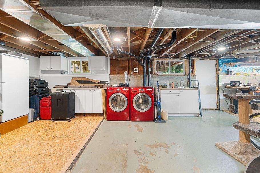 2195 Cortell Street North Vancouver, BC - 23