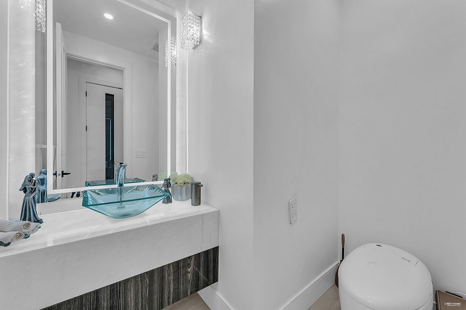 929 Canyon Boulevard North Vancouver, BC - 25