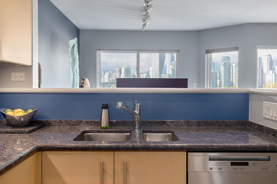 1261 W 7th Avenue Vancouver, BC - 11