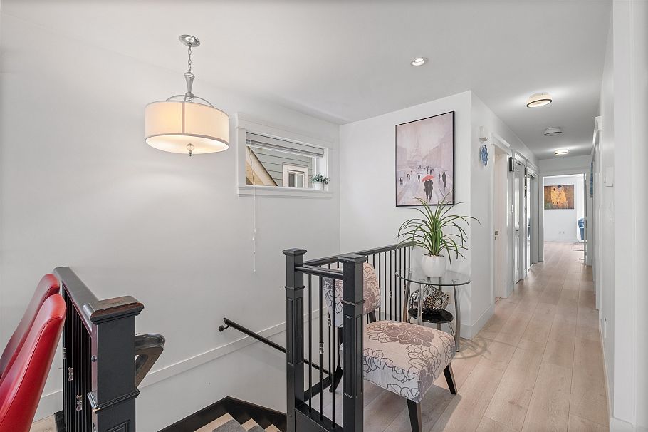 318 W 18th Street North Vancouver, BC - 9