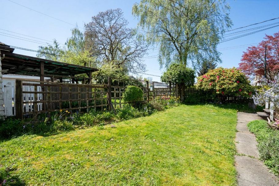 2396 W 18th Avenue Vancouver, BC - 34