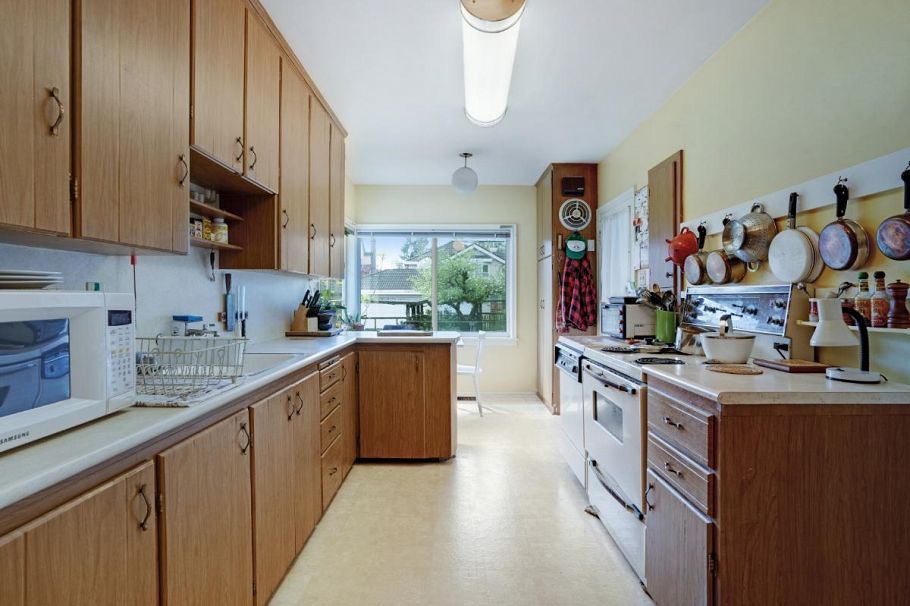 2396 W 18th Avenue Vancouver, BC - 9