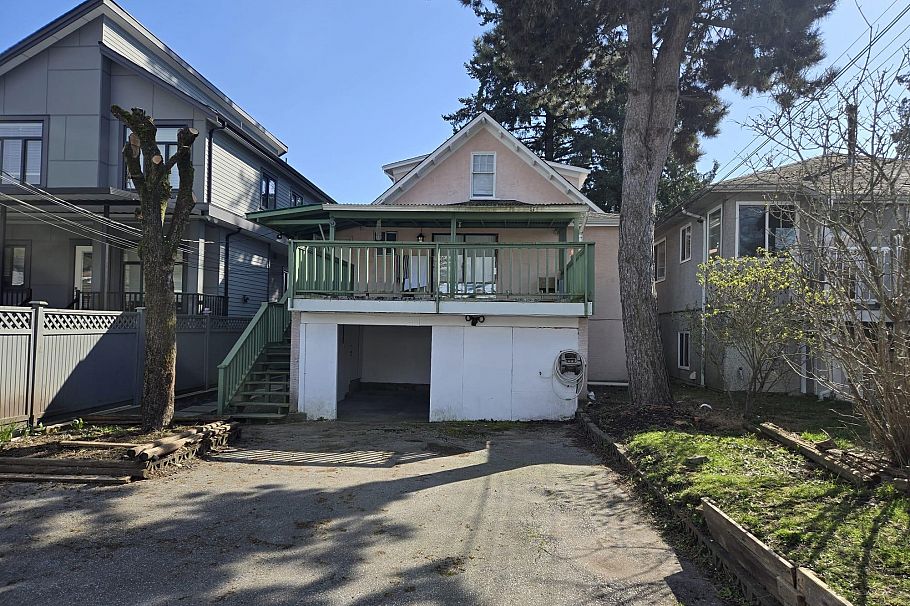 1039 E 41st Avenue Vancouver, BC - 3