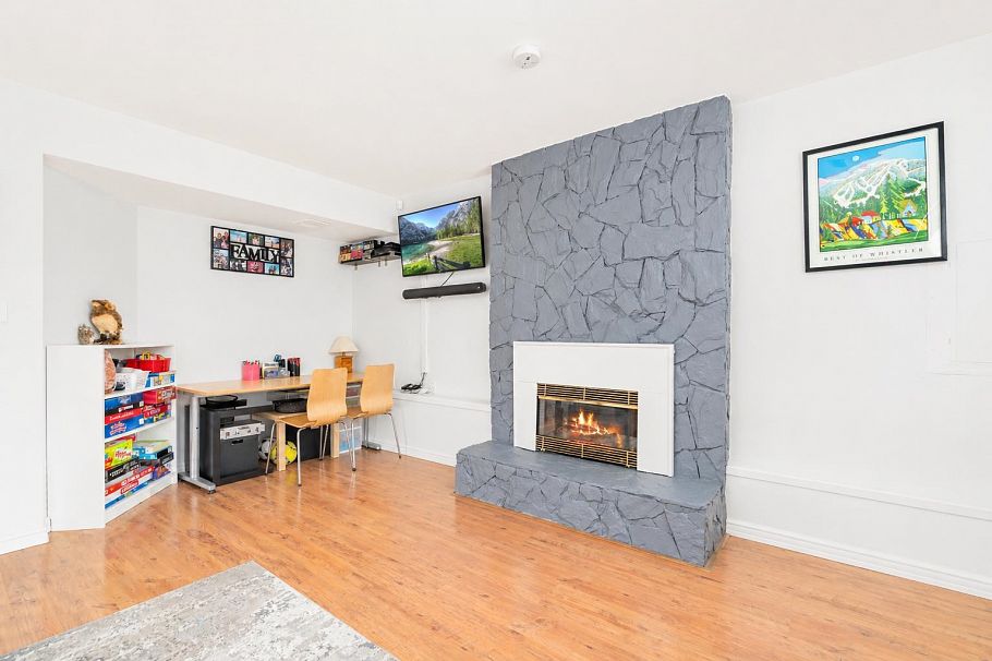 4072 Violet Street North Vancouver, BC - 23