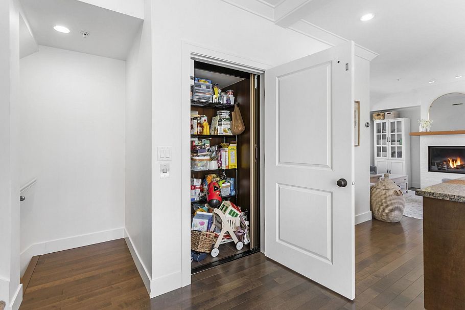 8 3025 Baird Road North Vancouver, BC - 14