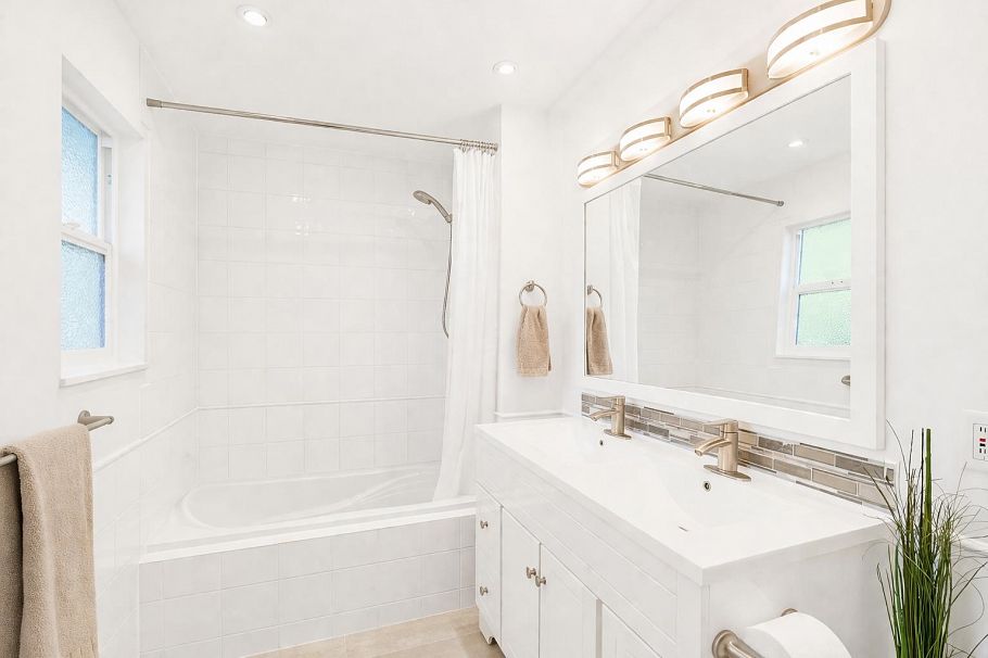 4072 Violet Street North Vancouver, BC - 17