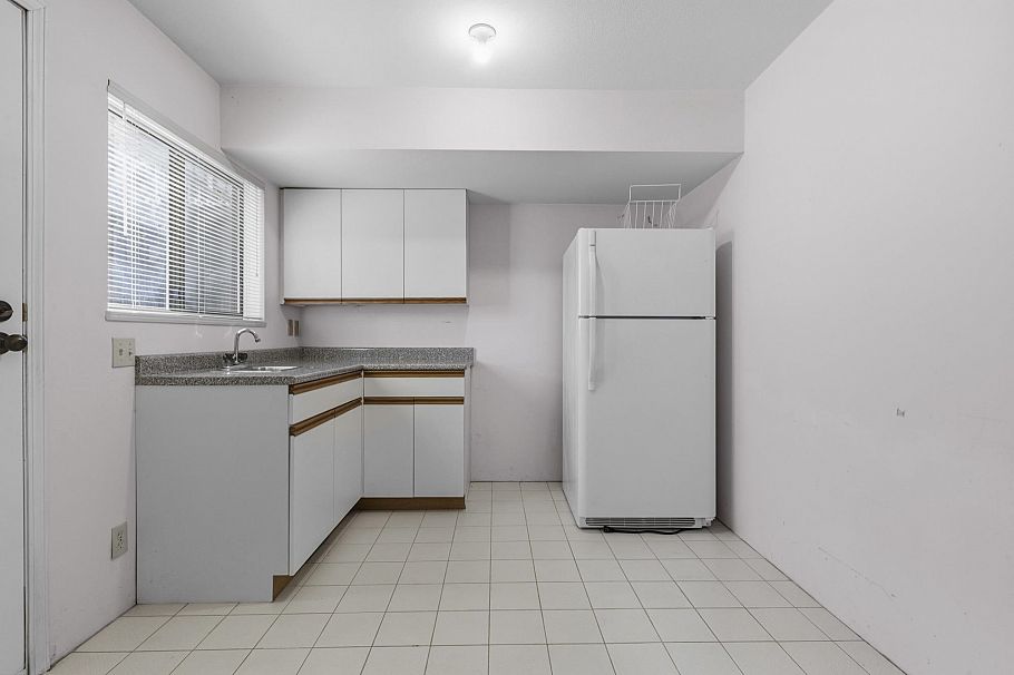 2778 E 47th Avenue Vancouver, BC - 22