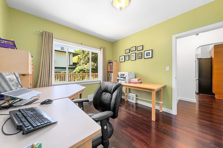 2195 Cortell Street North Vancouver, BC - 26