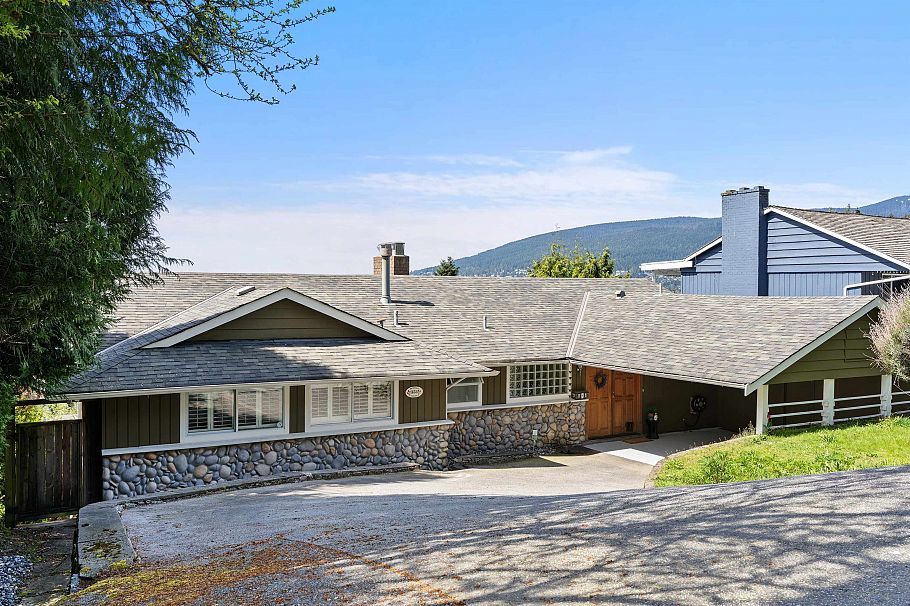 353 Newdale Court North Vancouver, BC - 2