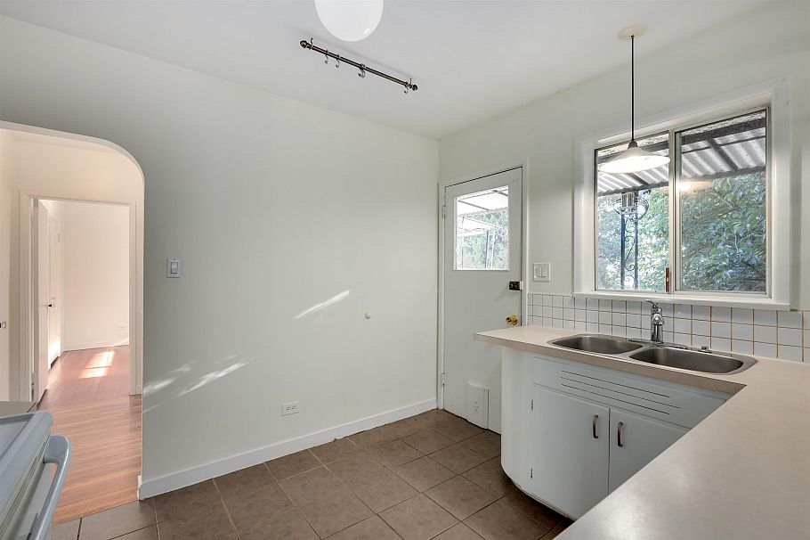 509 E Keith Road North Vancouver, BC - 12