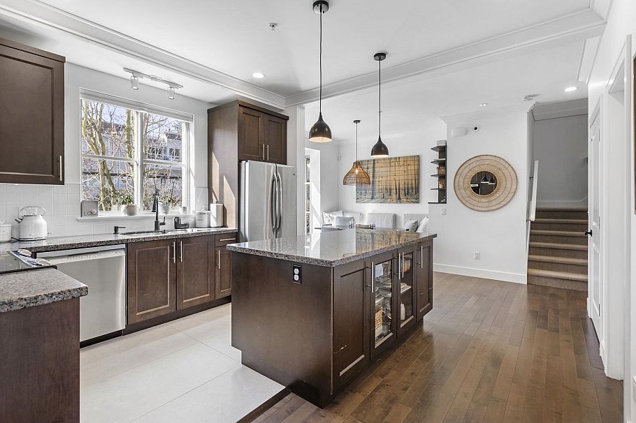 8 3025 Baird Road North Vancouver, BC - 4