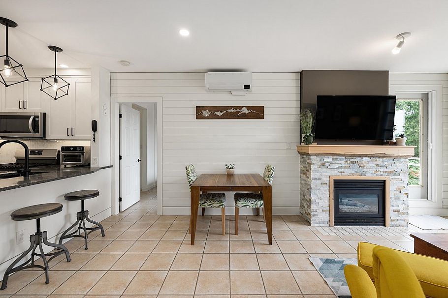 219 3629 Deercrest Drive North Vancouver, BC - 1