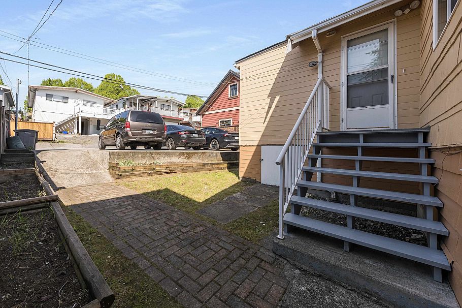 153 SE Marine Drive Vancouver, BC - 22