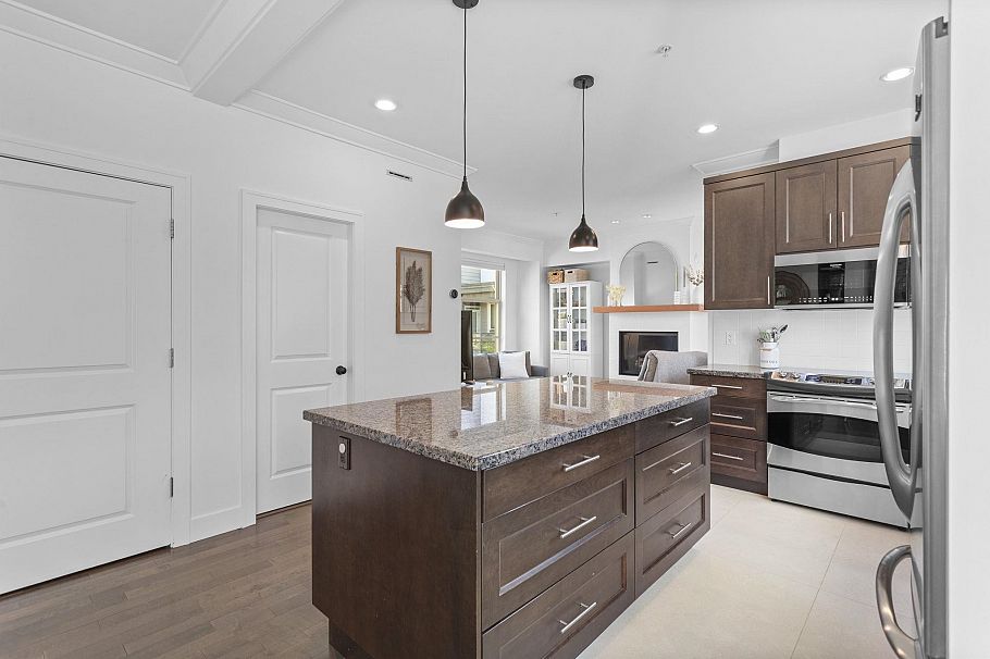 8 3025 Baird Road North Vancouver, BC - 10