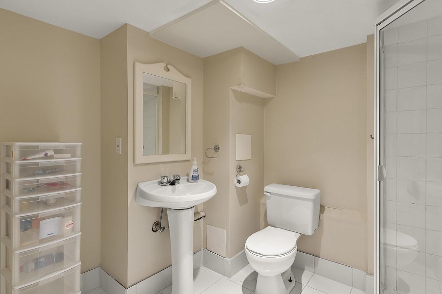 4549 W 12th Avenue Vancouver, BC - 22