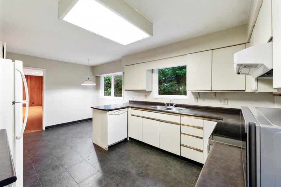 1064 Ruthina Avenue North Vancouver, BC - 17