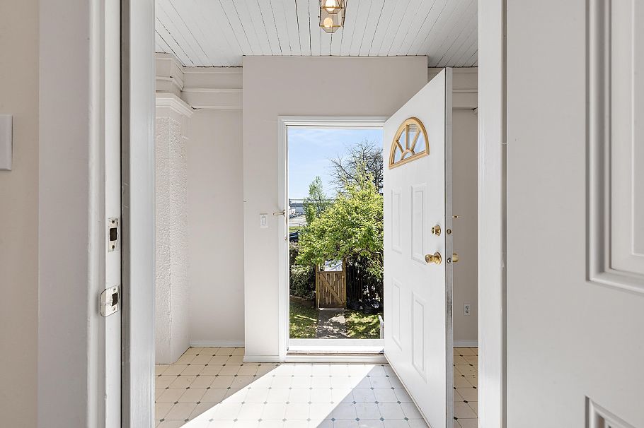 153 SE Marine Drive Vancouver, BC - 16