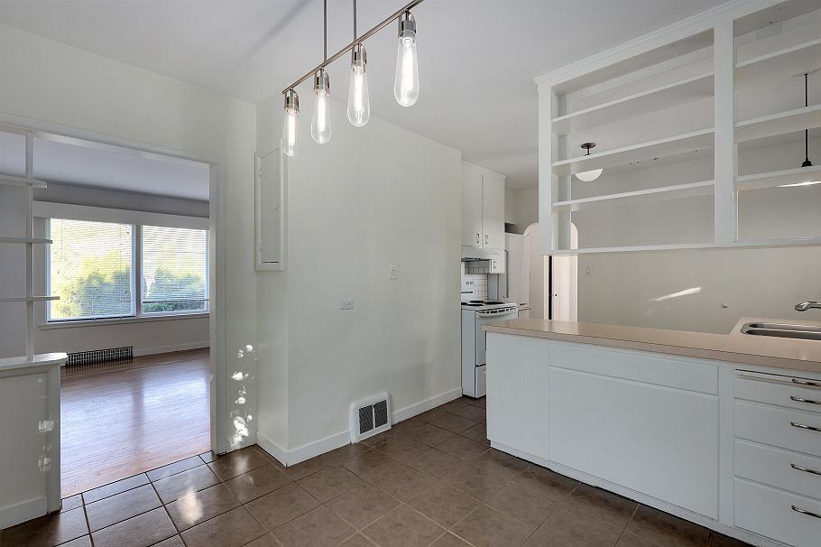 509 E Keith Road North Vancouver, BC - 11