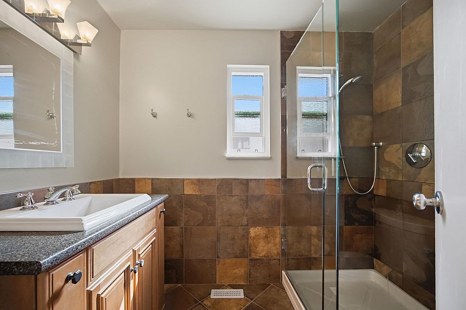 4057 Marine Drive Burnaby, BC - 18