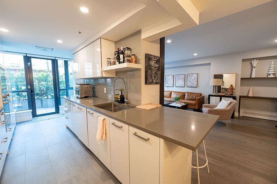 201 289 Drake Street Vancouver, BC - 3