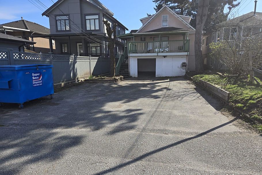 1039 E 41st Avenue Vancouver, BC - 4