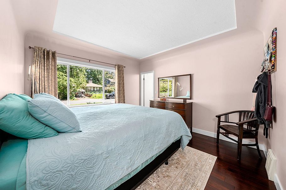 2195 Cortell Street North Vancouver, BC - 32