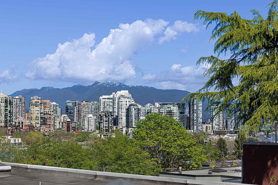 1261 W 7th Avenue Vancouver, BC - 16