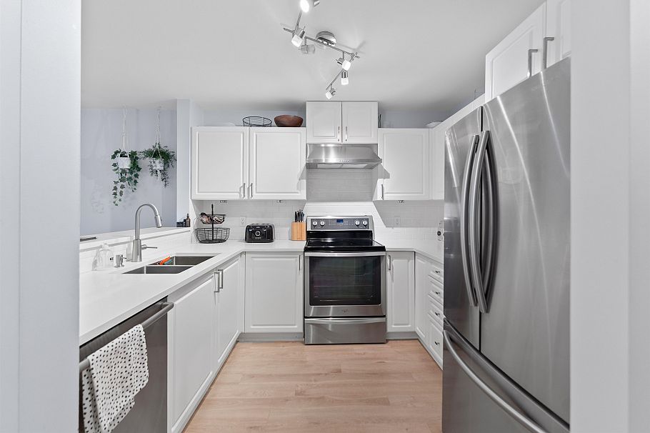 304 137 W 17th Street North Vancouver, BC - 2