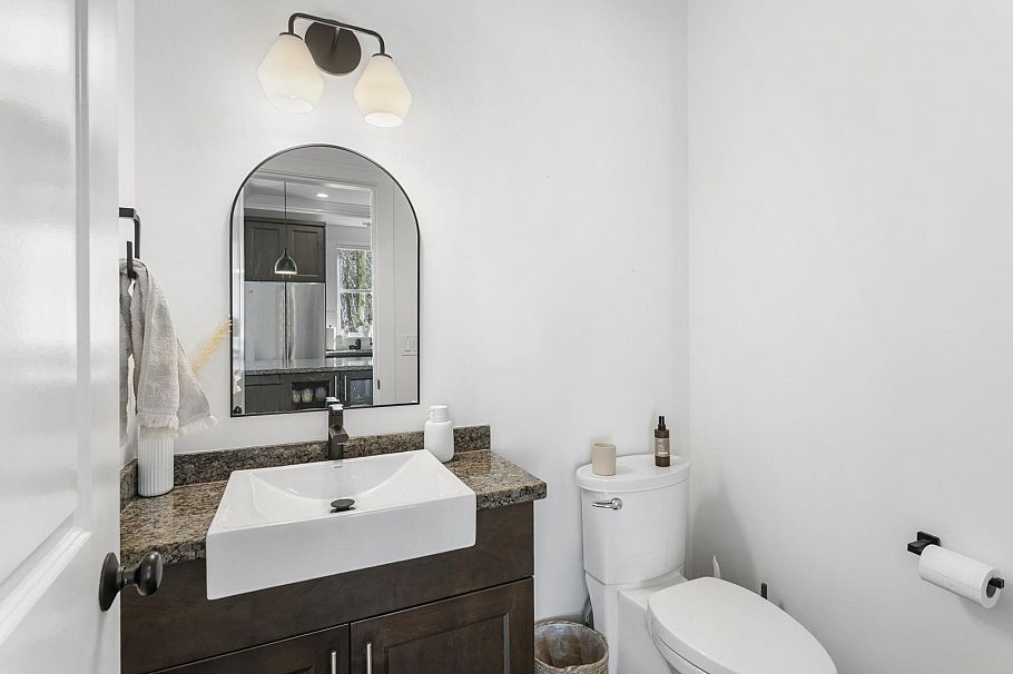 8 3025 Baird Road North Vancouver, BC - 25