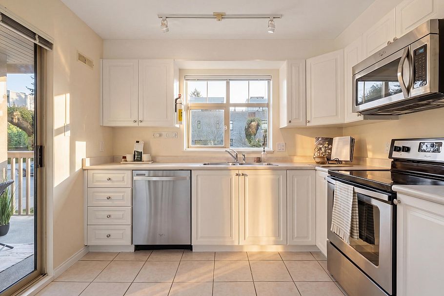 405 2059 Chesterfield Avenue North Vancouver, BC - 18