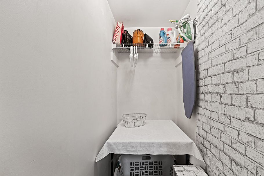 206 250 W 1st Street North Vancouver, BC - 16