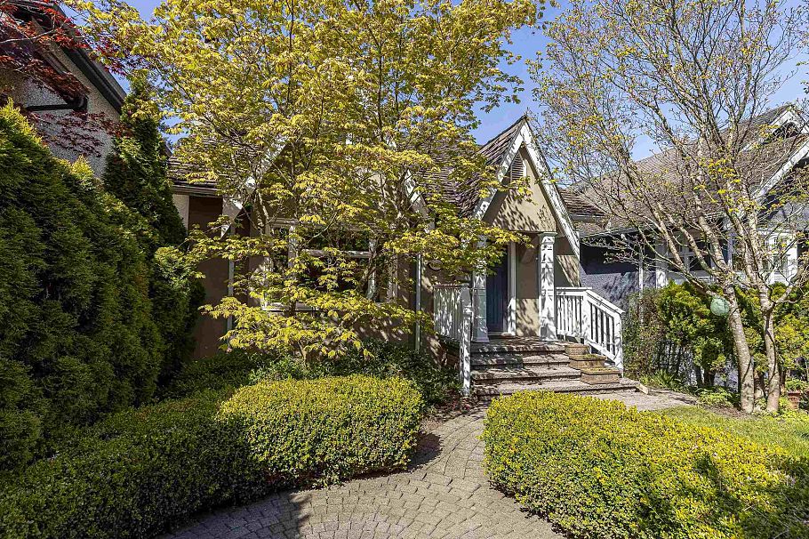 4549 W 12th Avenue Vancouver, BC - 2