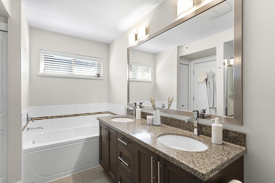 8 3025 Baird Road North Vancouver, BC - 27