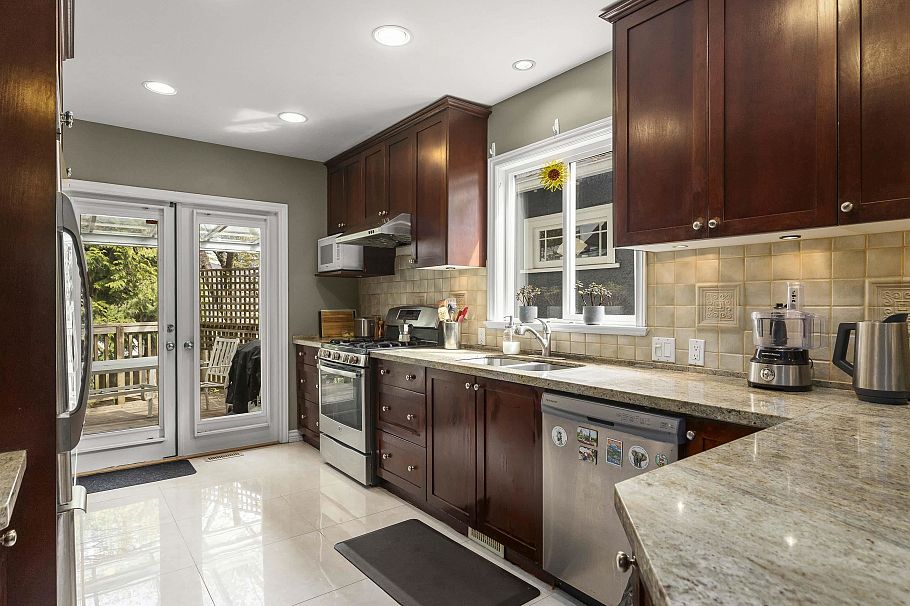 4549 W 12th Avenue Vancouver, BC - 12