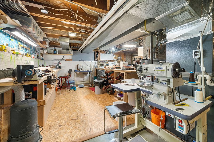 2195 Cortell Street North Vancouver, BC - 35