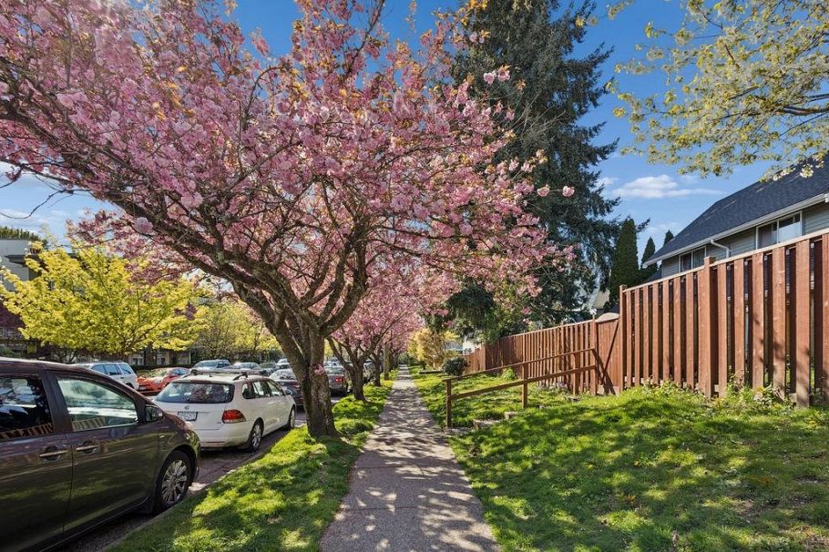 107 715 W 15th Street North Vancouver, BC - 26