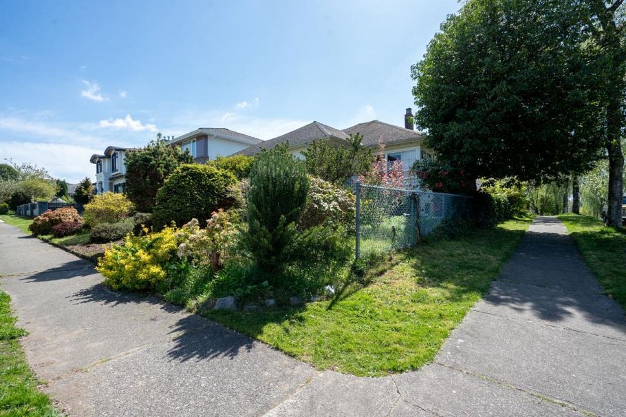 2396 W 18th Avenue Vancouver, BC - 3