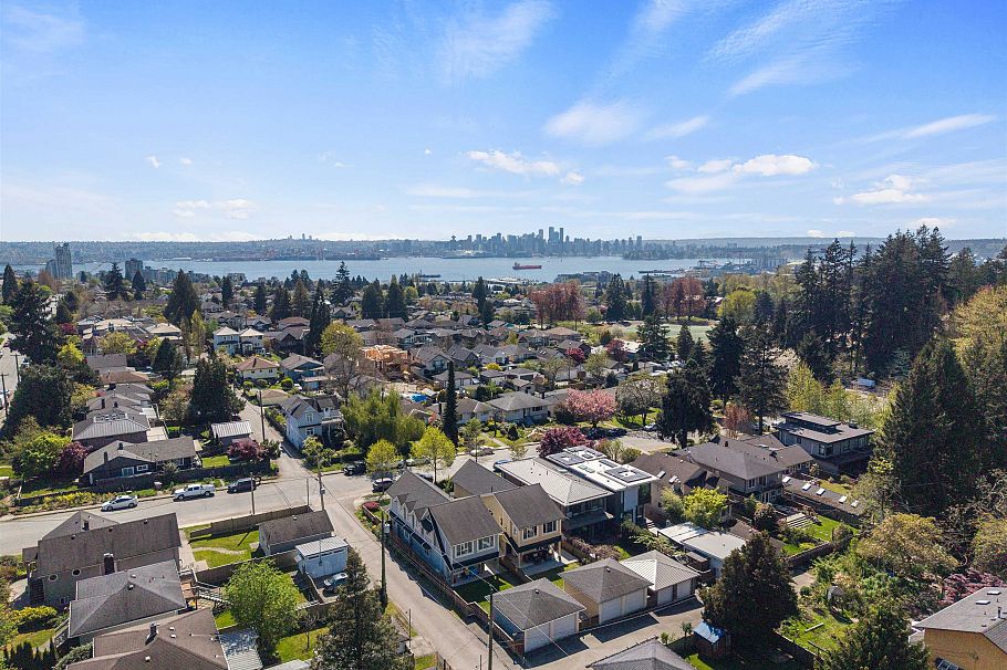 318 W 18th Street North Vancouver, BC - 35