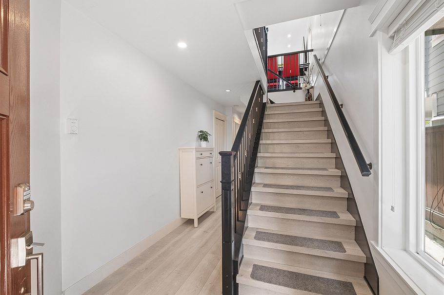 318 W 18th Street North Vancouver, BC - 18