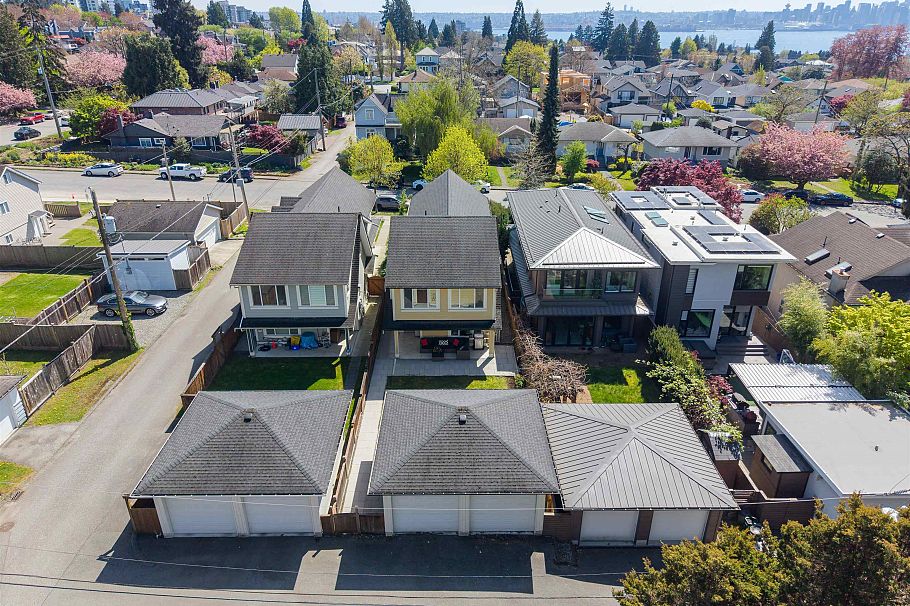 318 W 18th Street North Vancouver, BC - 32